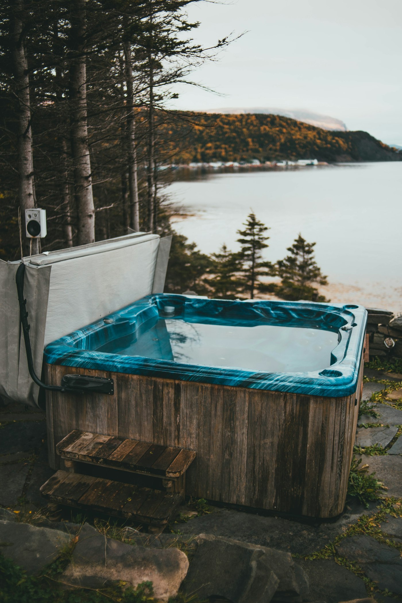 Outdoor hot tub overlooking the water — Cold Standard origin